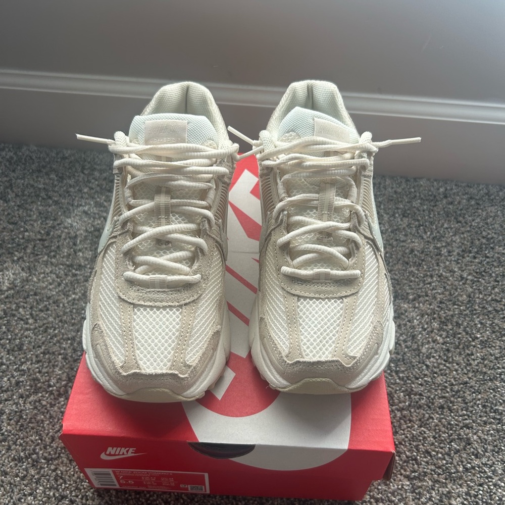 Women’s Nike Zoom Vomero’s - Picture 2 of 6